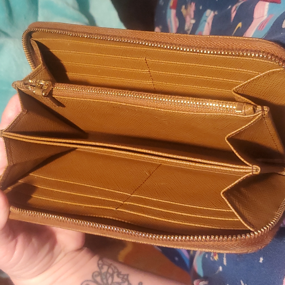 *AUTHENTC PRADA WALLET - Picture 6 of 17